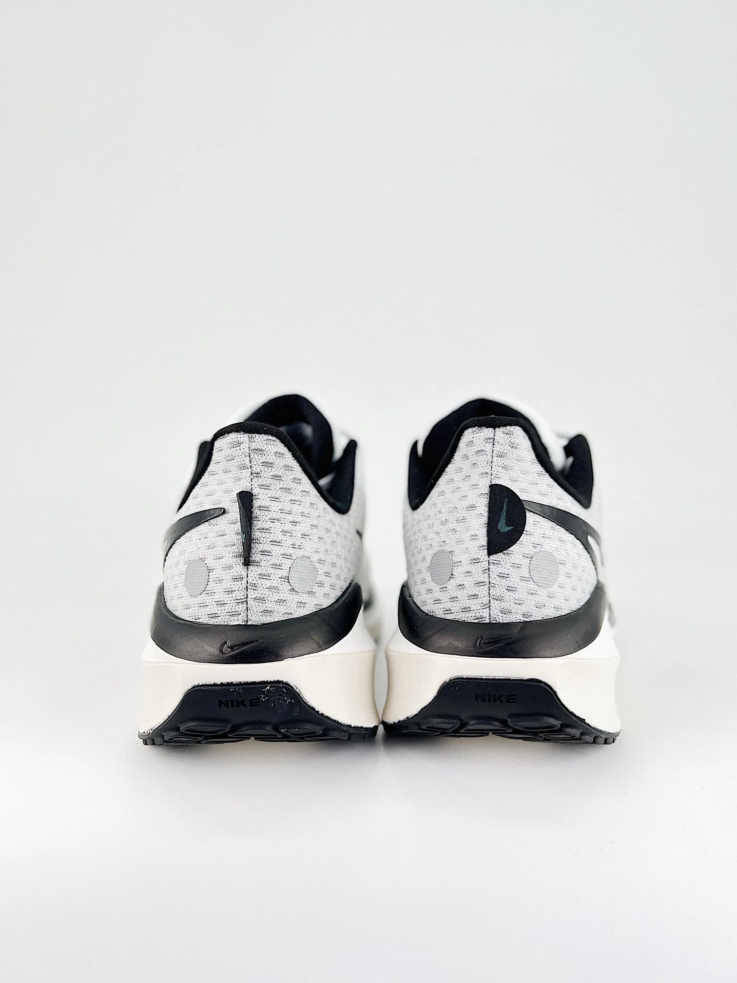 NK AIR ZOOM VOMERO 17 Comfortable Nike Walking Shoes