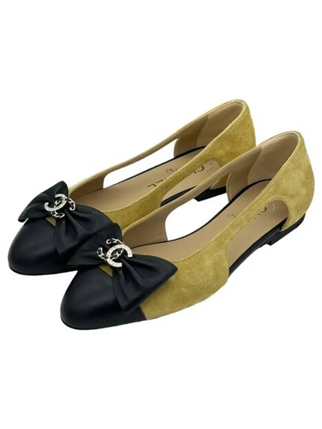 Unusual Flat Shoes CC Logo Ribbon Two Tone Cut-Out Suede Flat Beige Chanel