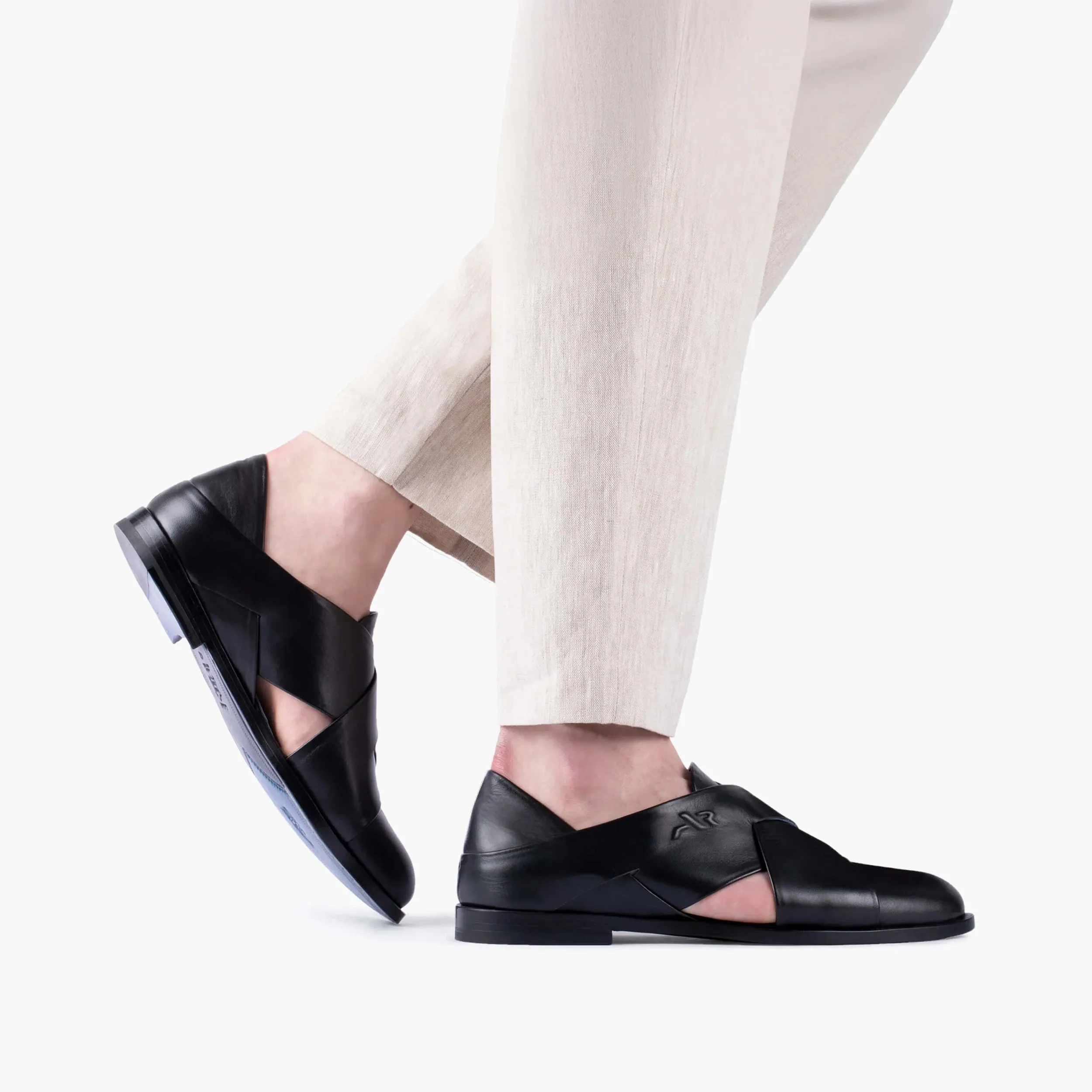 Beachy Sandals Mens Black Closed-Toe Fisherman Sandal