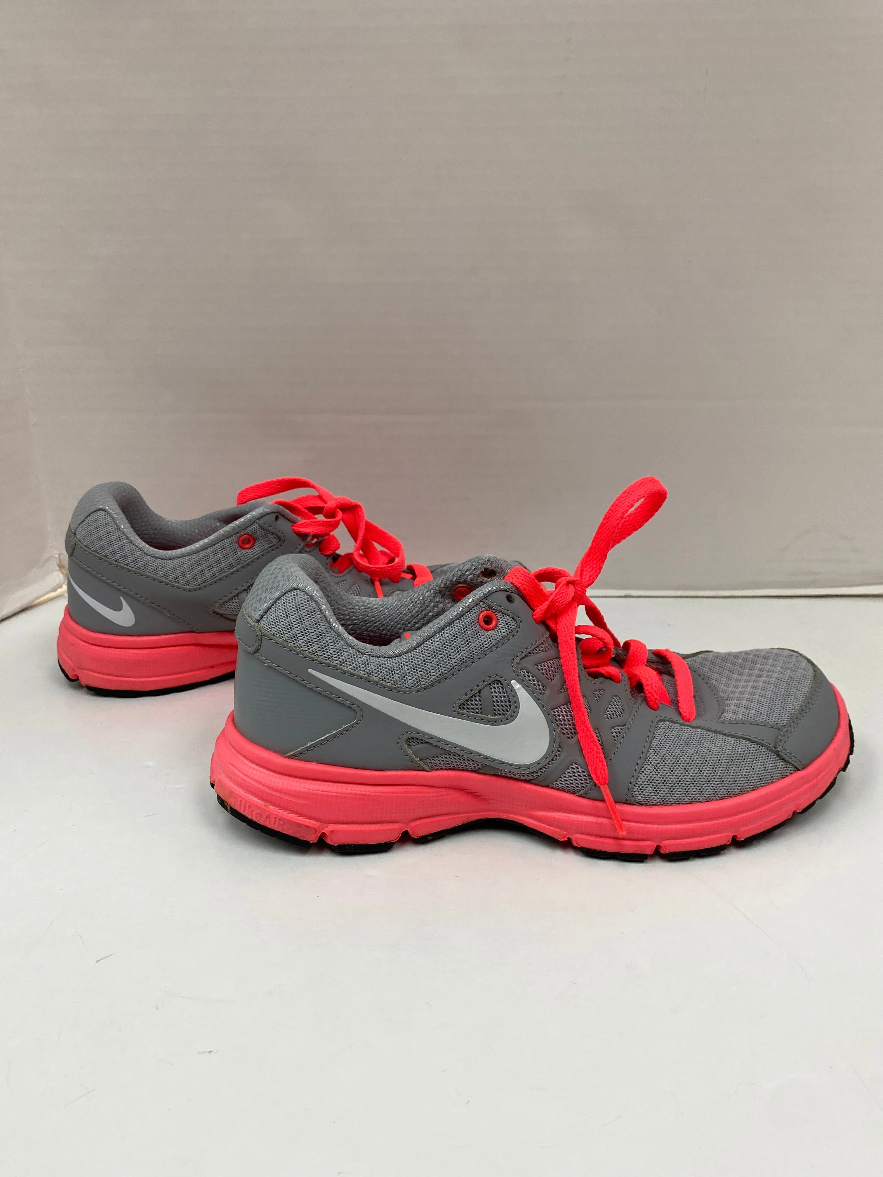 White Nike Shoes Shoes Athletic By Nike In Grey, Size: 8