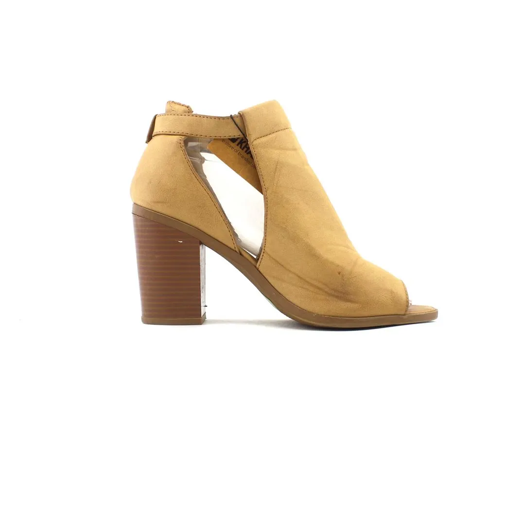 SODA  . Walking High Heels